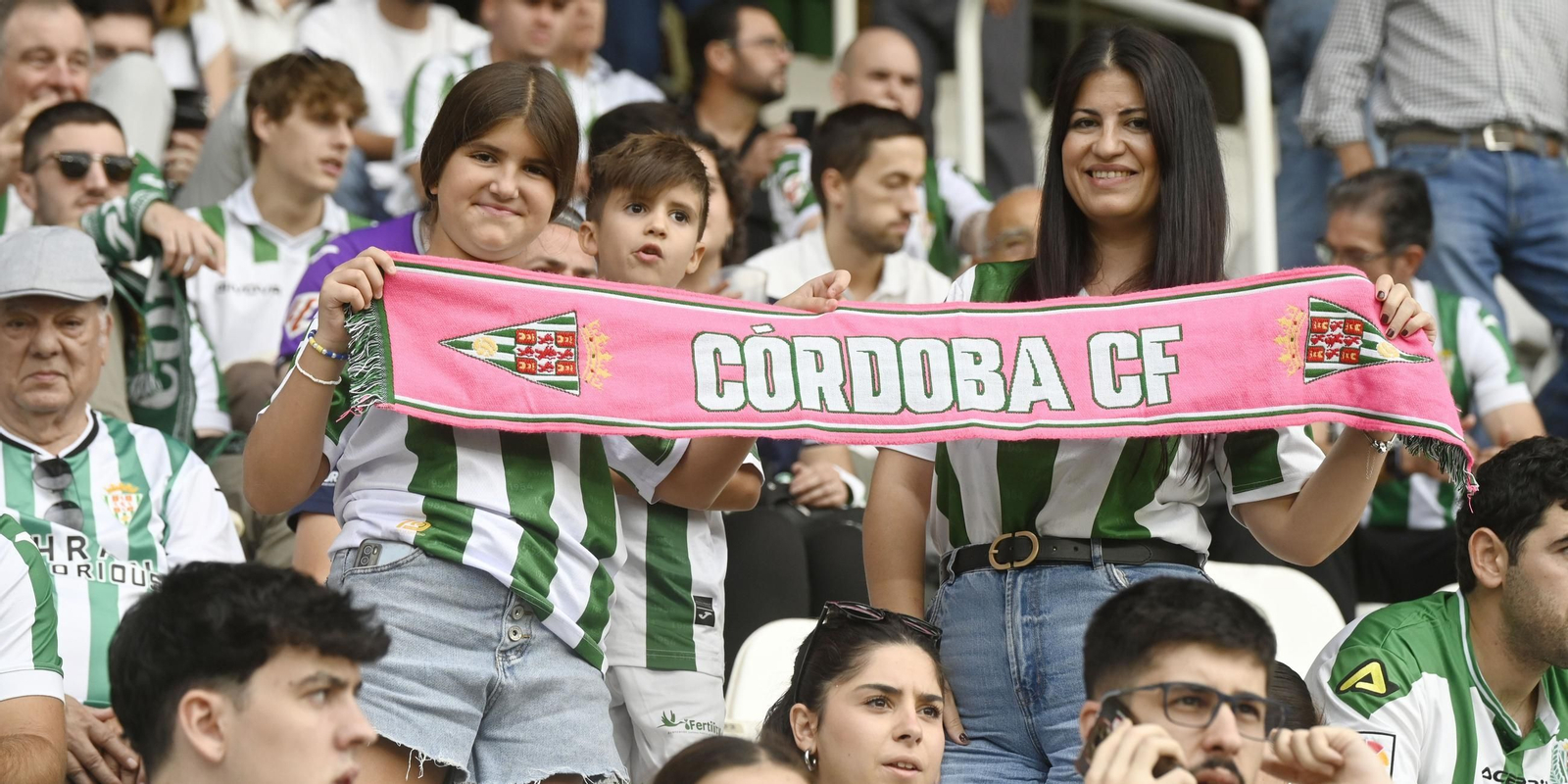 Una familia de hinchas del Córdoba CF, en la grada de El Arcángel antes del derbi andaluz ante el Almería.