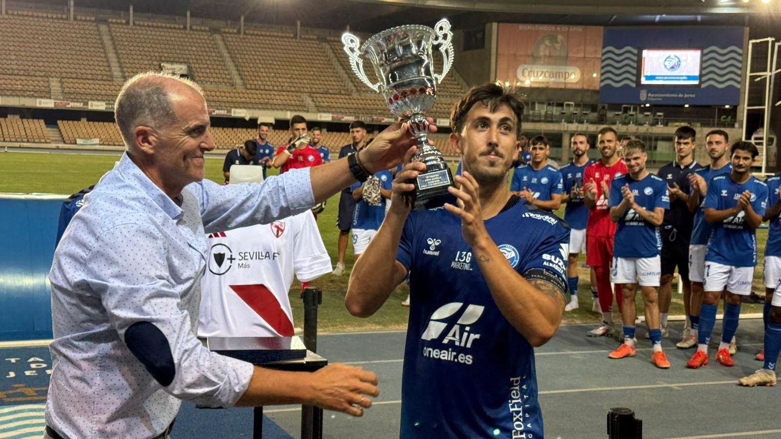 Marcelo levanta el Trofeo Pepe Ravelo que le entrega Javi Ravelo.