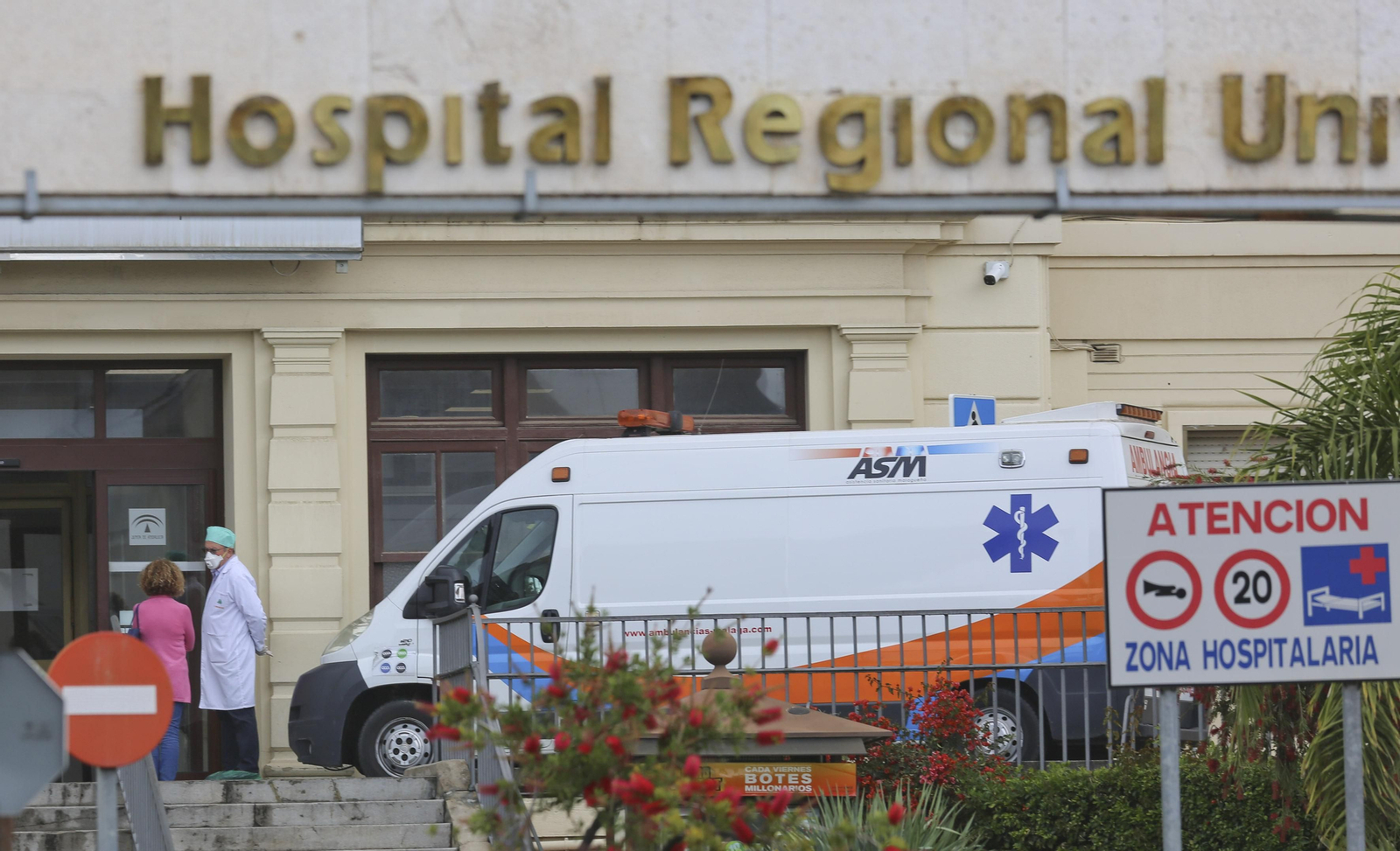 Una ambulancia en la entrada del Regional.