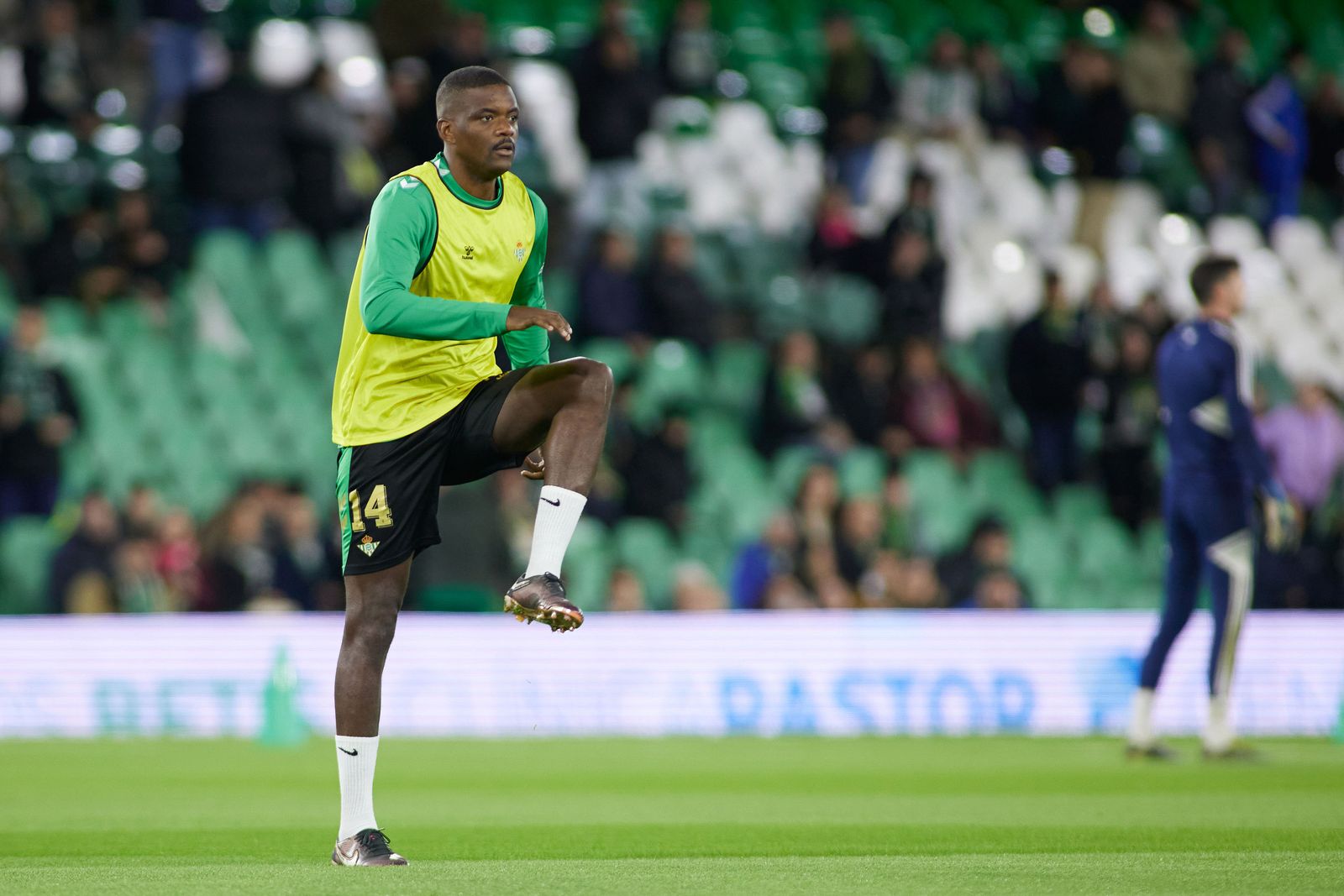 William Carvalho calienta antes de un partido de esta temporada.