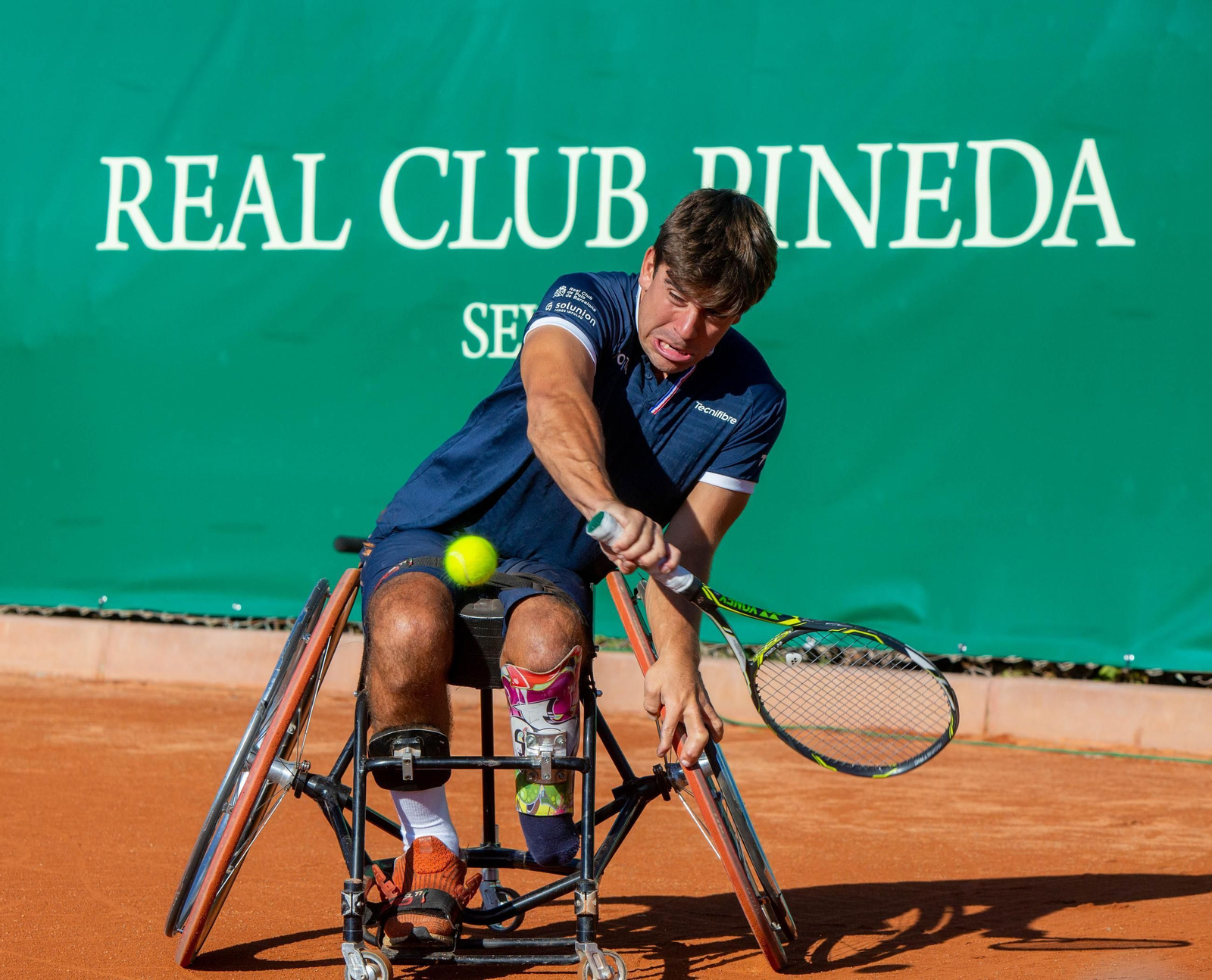 Martín de la Puente golpea la pelota de revés en Pineda.