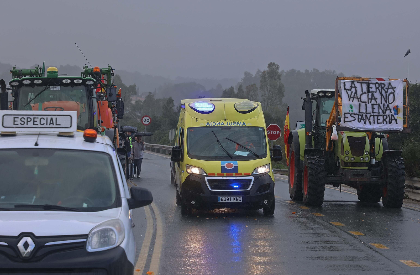 El corte del acceso sur de Algeciras por los tractoristas de Cádiz, en imágenes