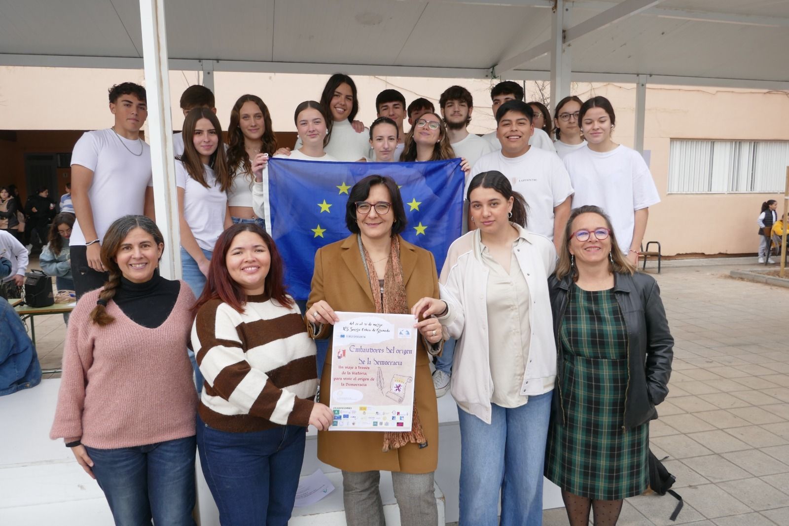 Ladelegada de Desarrollo Educativo y FP, María José Martín,felicita a las jóvenes Aicha Rossi y Margarita Angelina Padilla