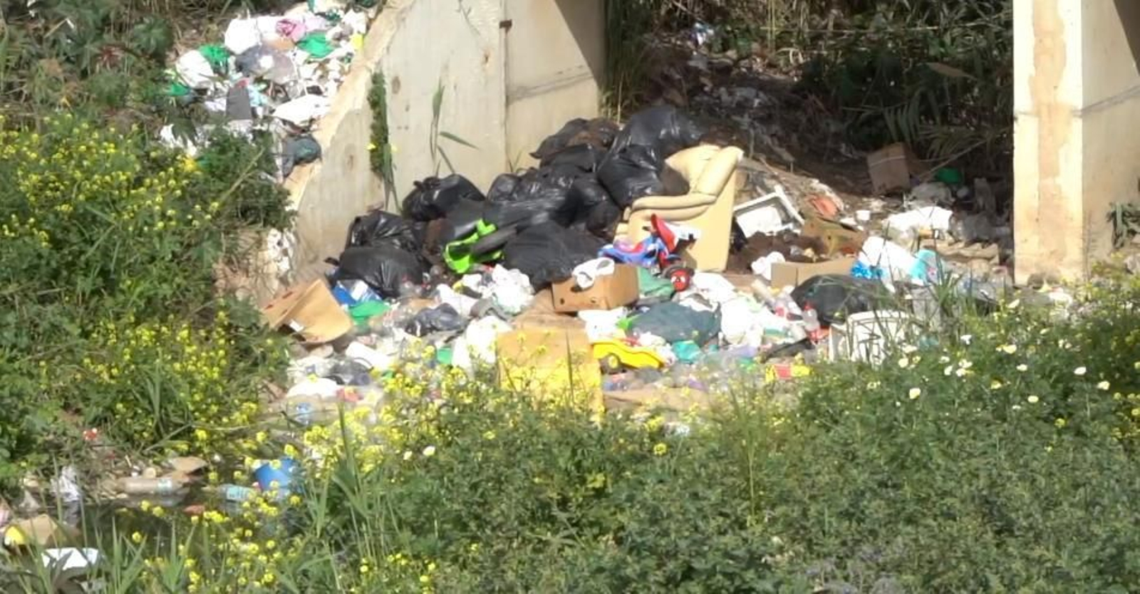Basura acumulada en el barrio de Los Asperones