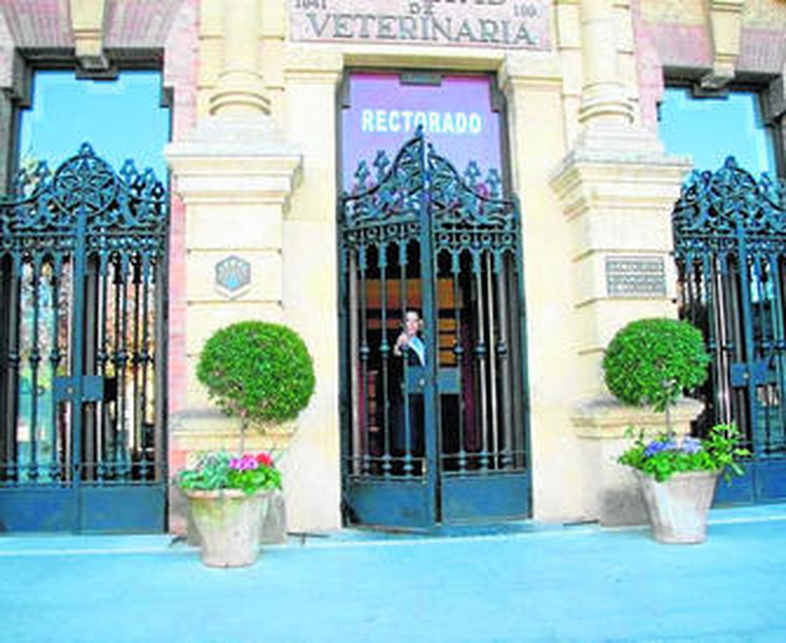 Entrada principal del Rectorado de la UCO, en la avenida de Medina Azahara.