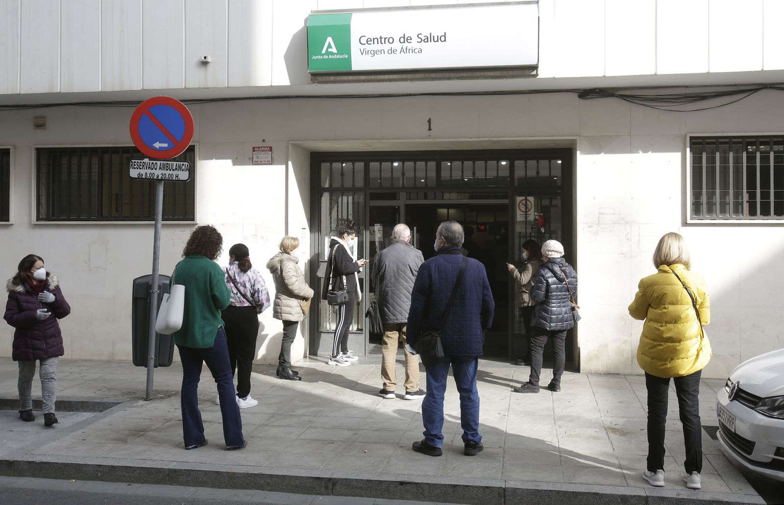 Colas a las puertas de un centro de salud de la capital el pasado mes de febrero.