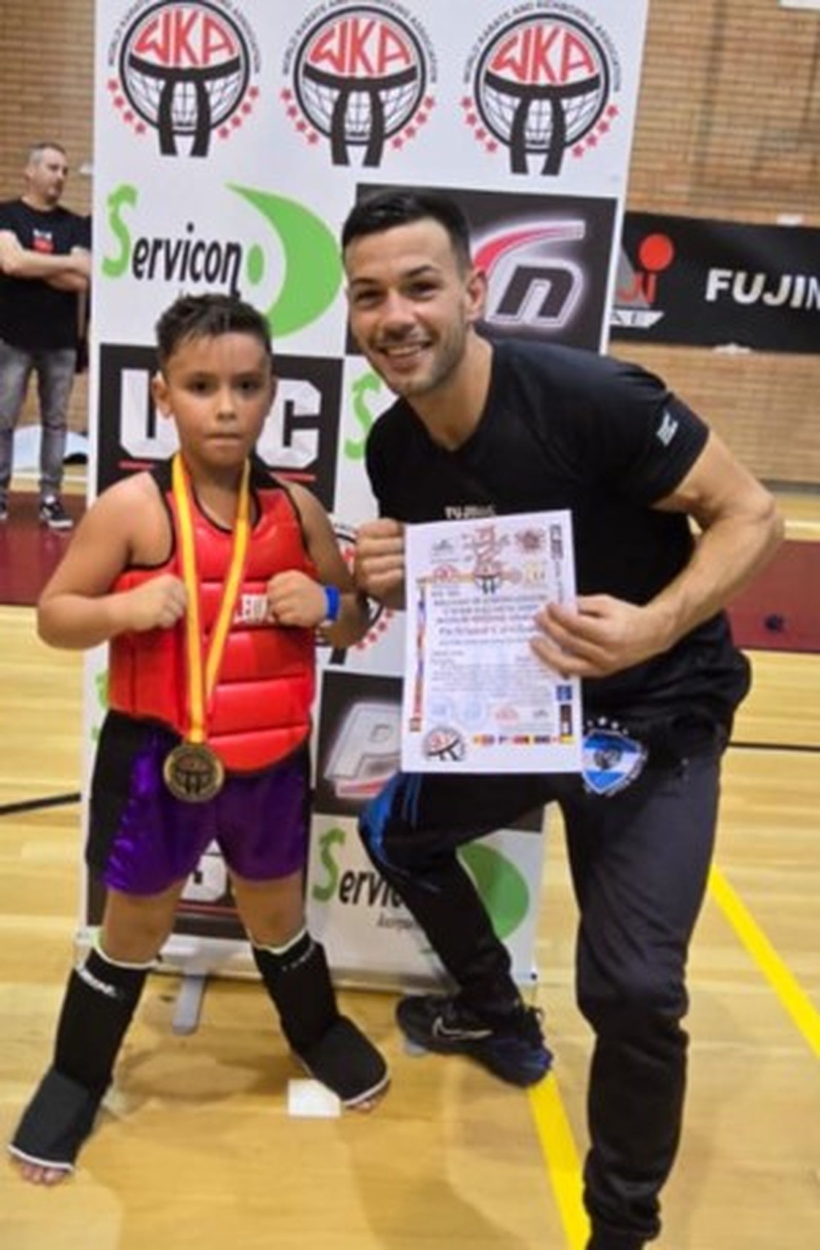 El director de la escuela junto a Martín Romero, que se proclamó campeón de muay thai en -32 kilos.
