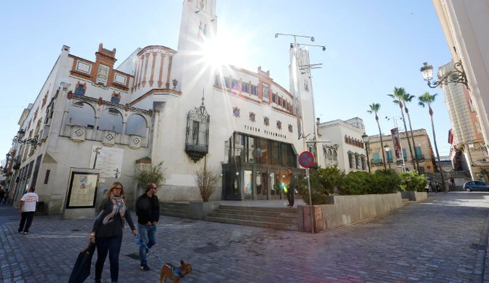 Imagen del Teatro Villamarta y el edificio de Correos, que se unirían por una pasarela por la parte alta.
