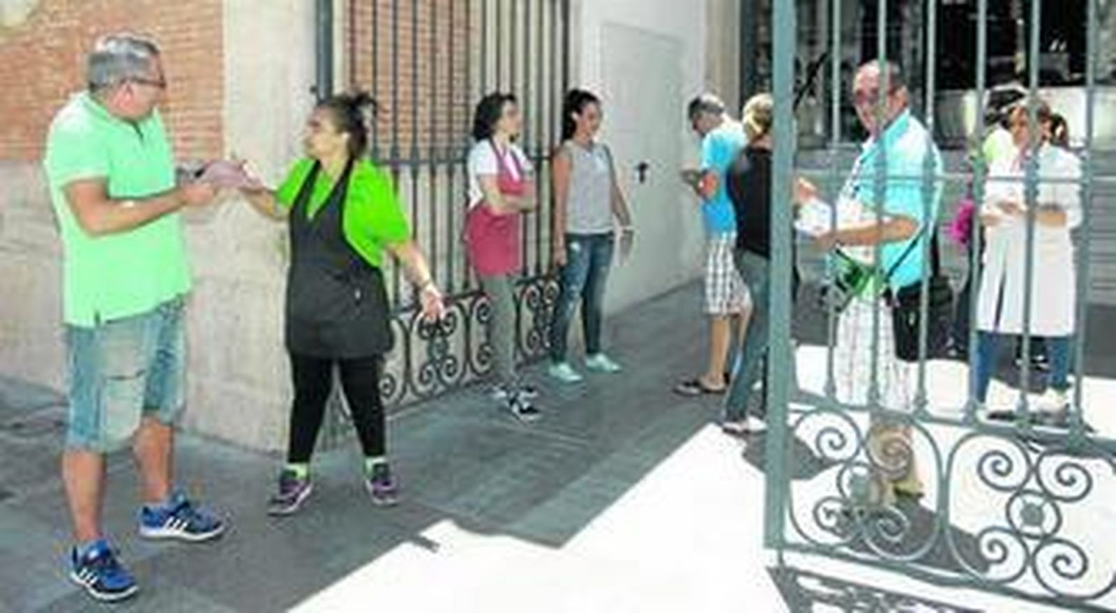 Un grupo de vendedores reivindicó en junio la apertura inmediata de la Plaza por las tardes, impidiendo el cierre de puertas como acto protesta.