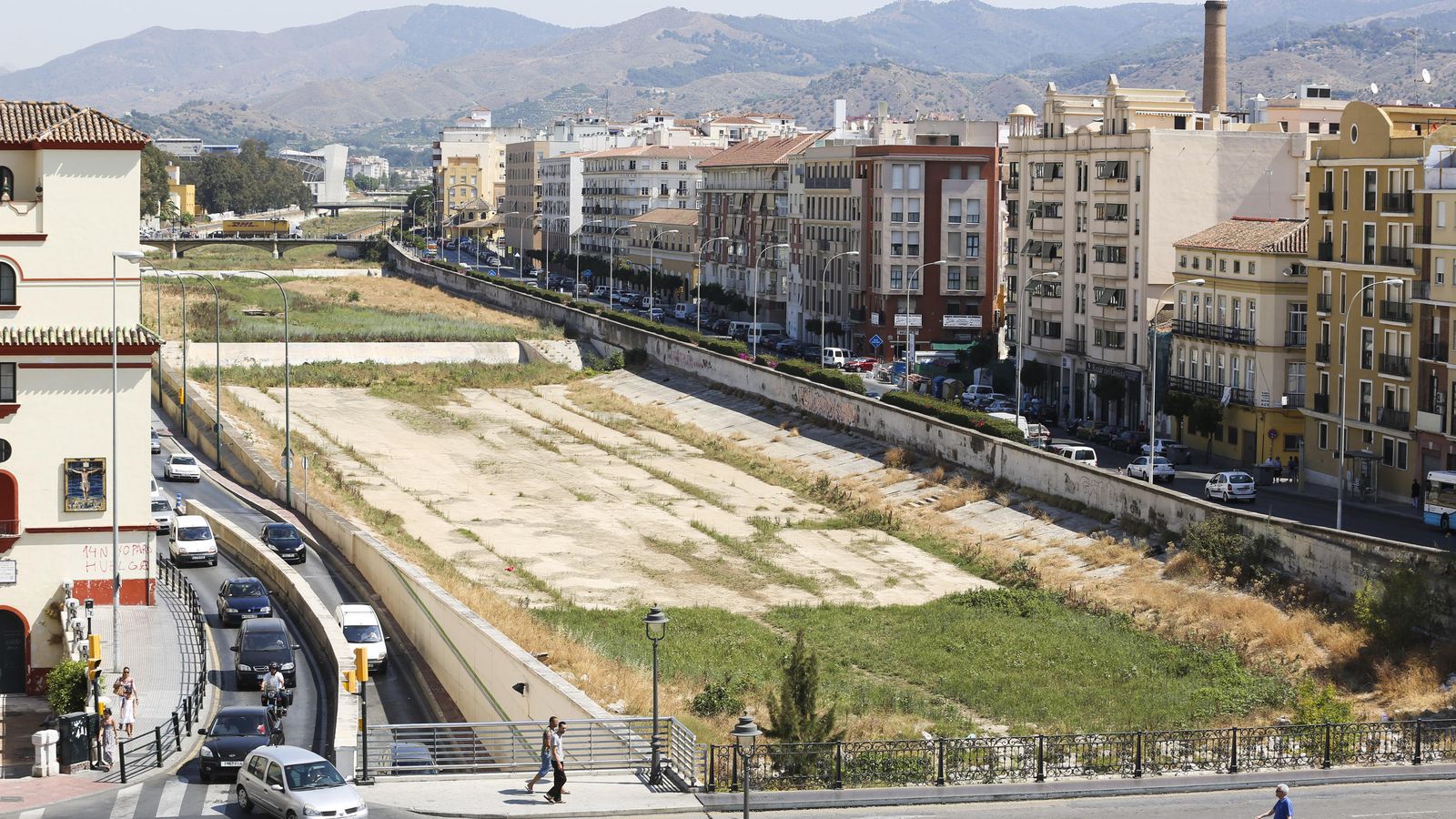 Cauce del río Guadalmedina a su paso por Málaga.