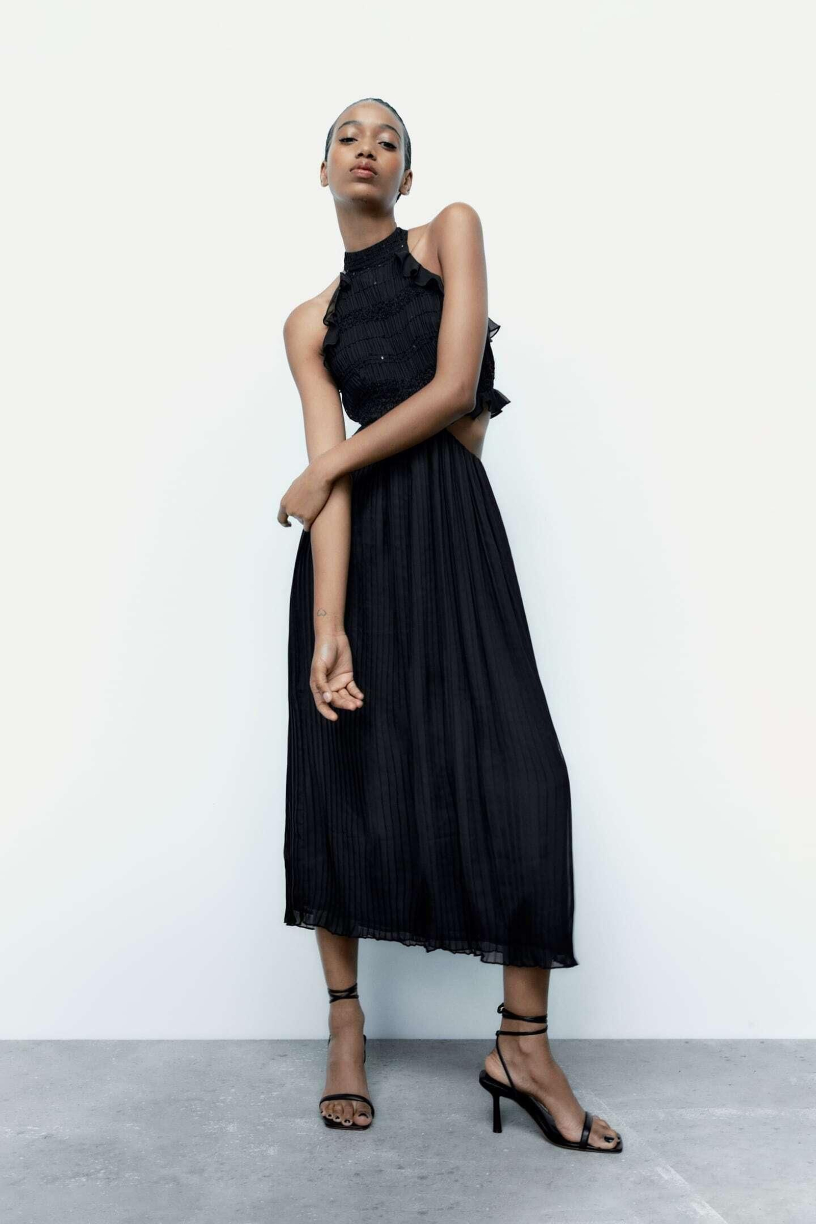 Vestido negro y plisado de Zara.