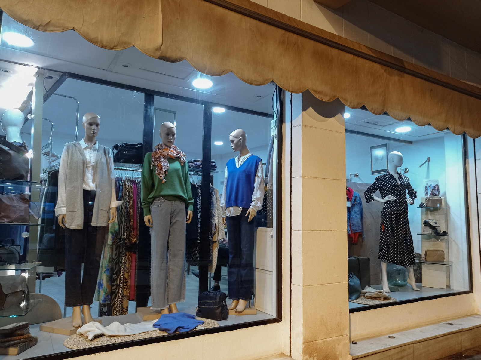 Los escaparates se visten de abrigos finos a causa de las altas temperaturas para la época