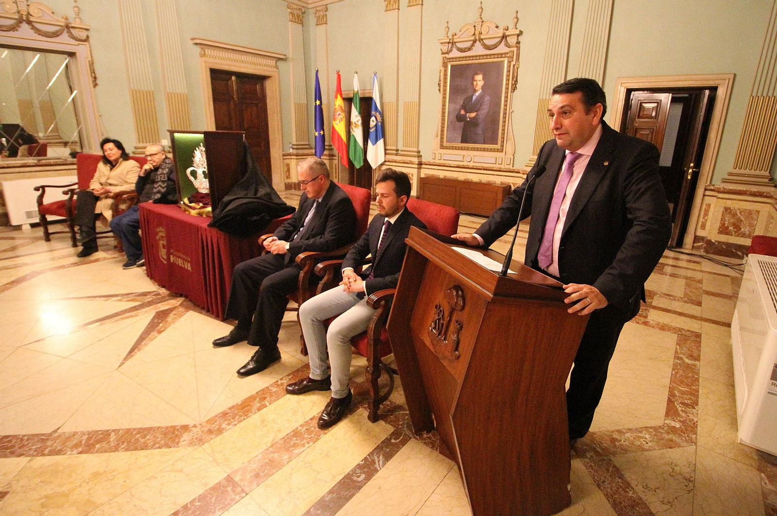Presentación de la nueva corona de Nuestra Señora en su Soledad, en imágenes