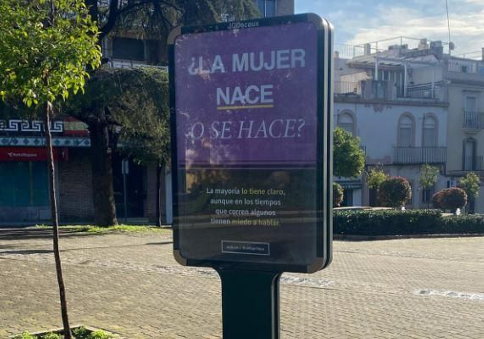 Una de las marquesinas denunciadas en Córdoba.