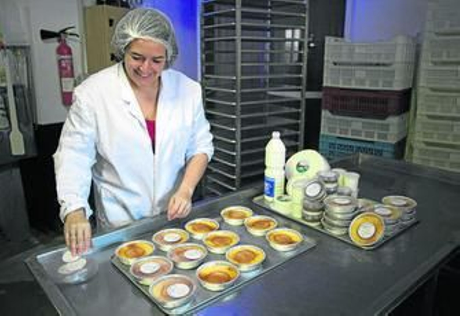 Una usuaria consulta los productos de La alacena de Málaga.