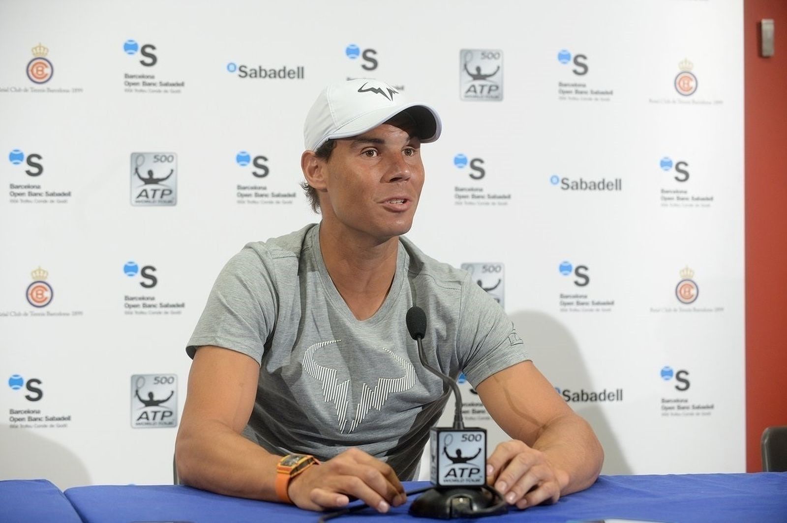 Nadal atiende a la prensa en vísperas de su debut en el Conde de Godó.