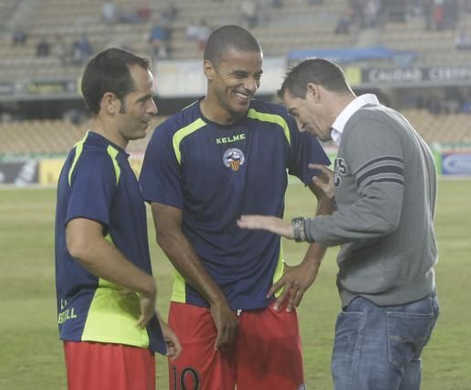juan Merino dialoga con Juvenal y Arteaga, a los que conoce de su etapa como futbolista, minutos antes del comienzo del encuentro

Foto: Juan Carlos Toro