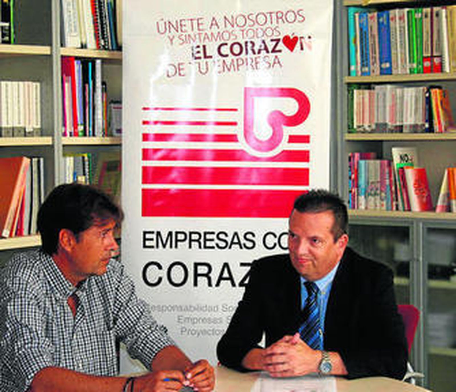 Juan Luis Torrejón y Dominique Chapelaud, tras la firma del acuerdo.