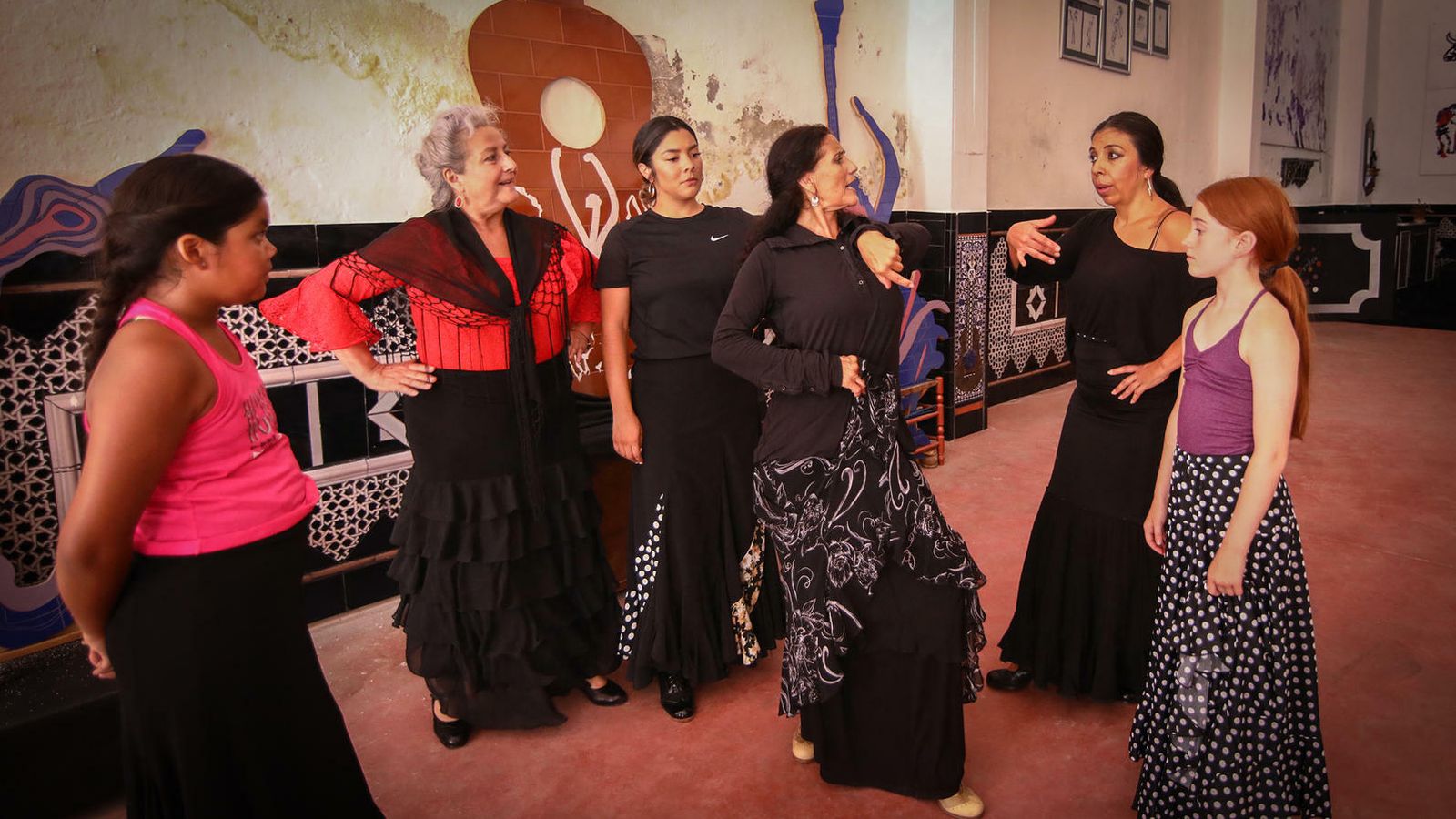 La bailaora, junto a 'Las flamenquitas de Santa Bárbara'