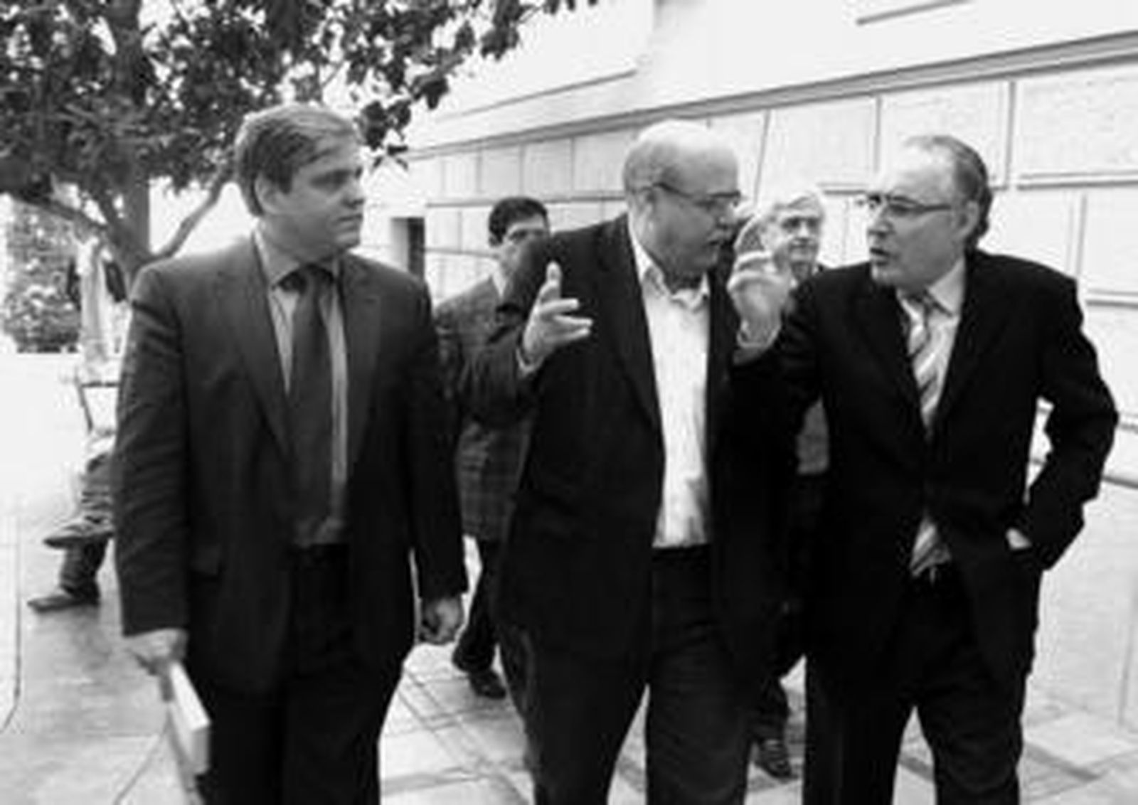 César Girón, Juan López Domech y Javier Torres Vela, en la Plaza del Carmen, de camino hacia el Ayuntamiento de Granada.