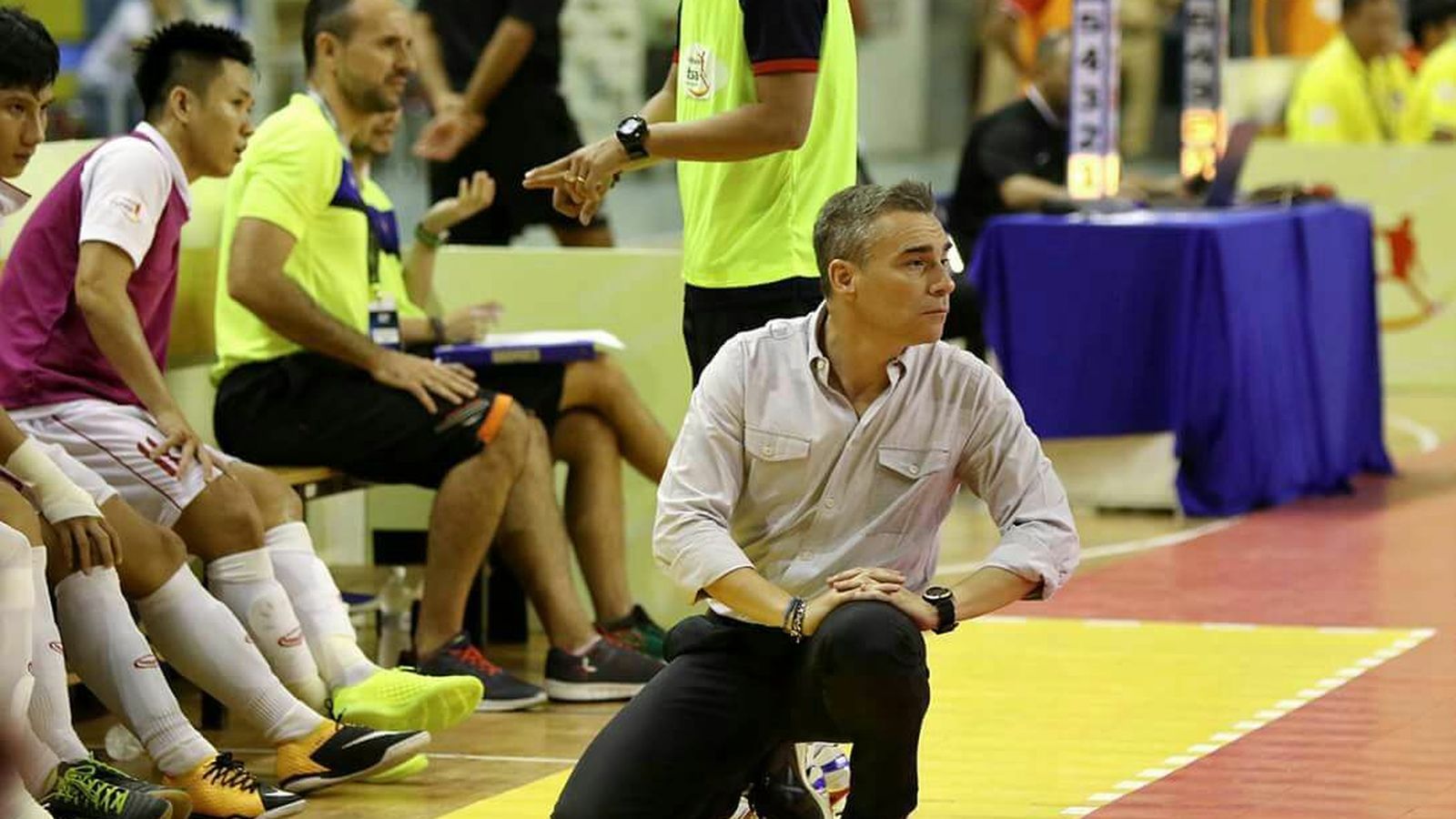 El granadino, rodilla en tierra, atento a lo que ocurre en la pista durante un partido.