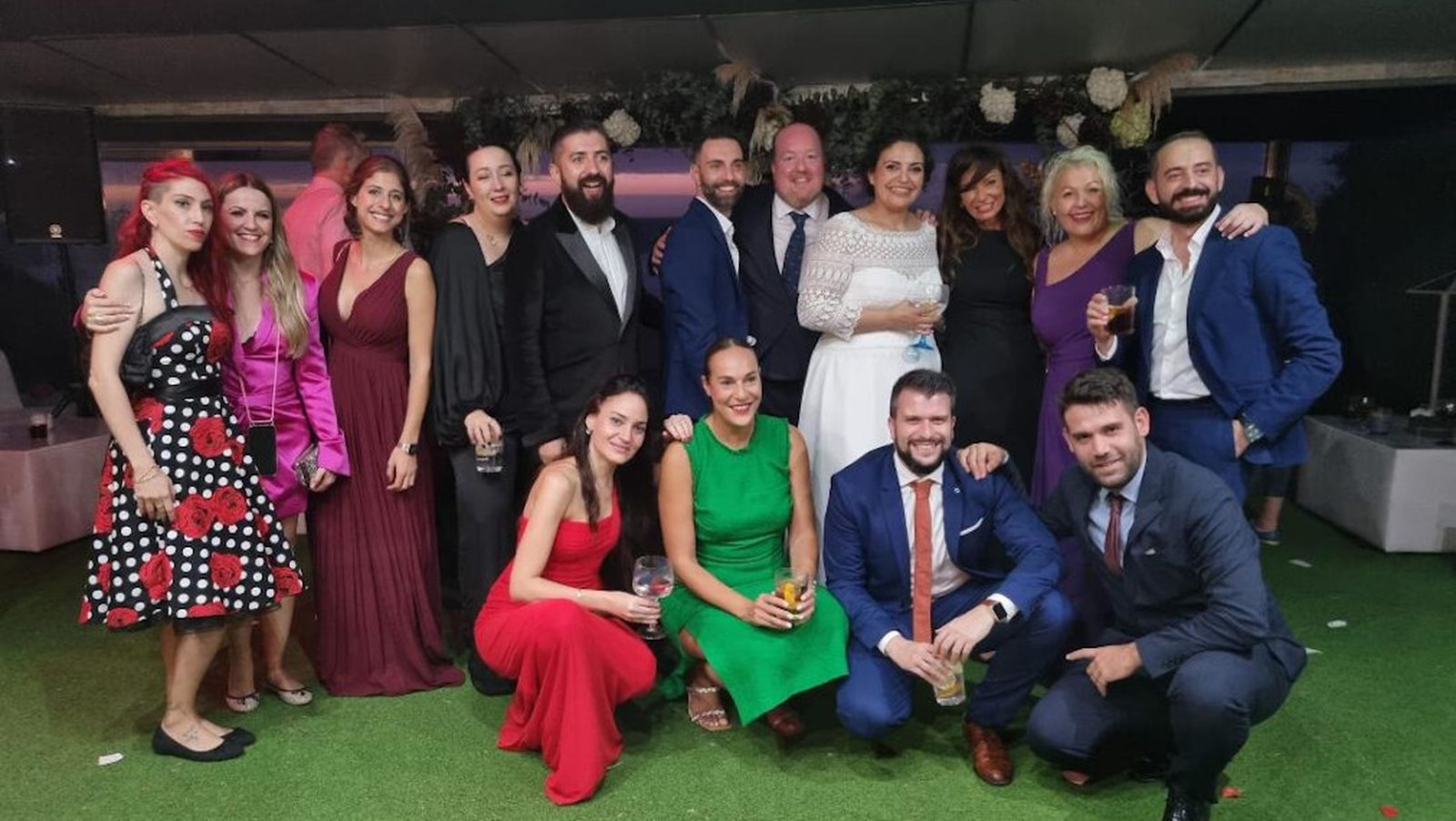 Los novios con Laura Almeida, Susana Rubio, Belén Infante, Silvia Posadas, José Miguel Santos, Sonia García, Javier Martín, Sira Suárez, Gloria Vigil, Miguel Gado, Beatriz Llorente , Xabi Soleto y Juan Martín.