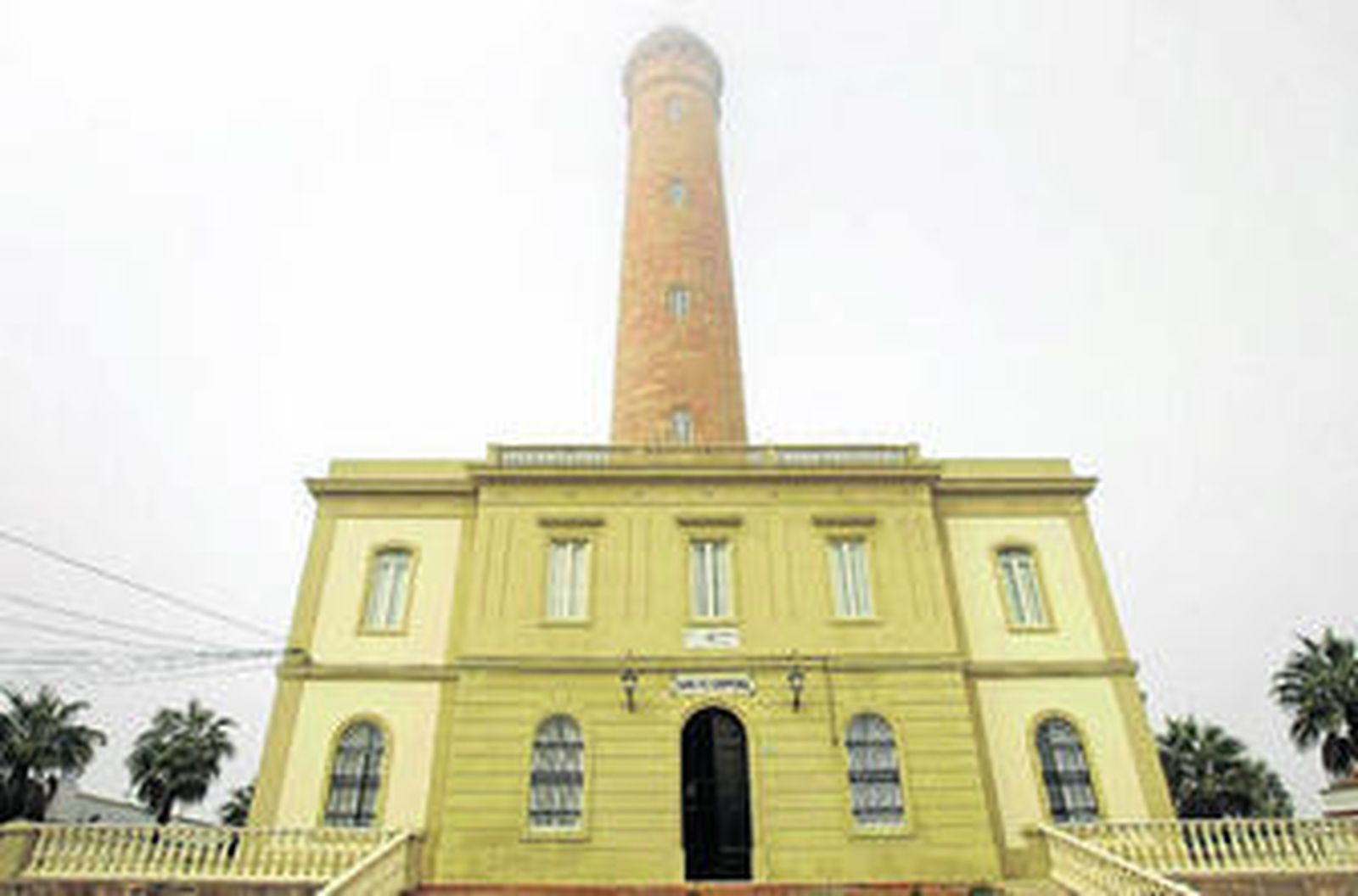 El Faro de Chipiona, que tiene 60 metros de altura, se asienta sobre un edificio donde residen la familia del farero y la de un oficial encargado del mantenimiento de las boyas de la zona.
