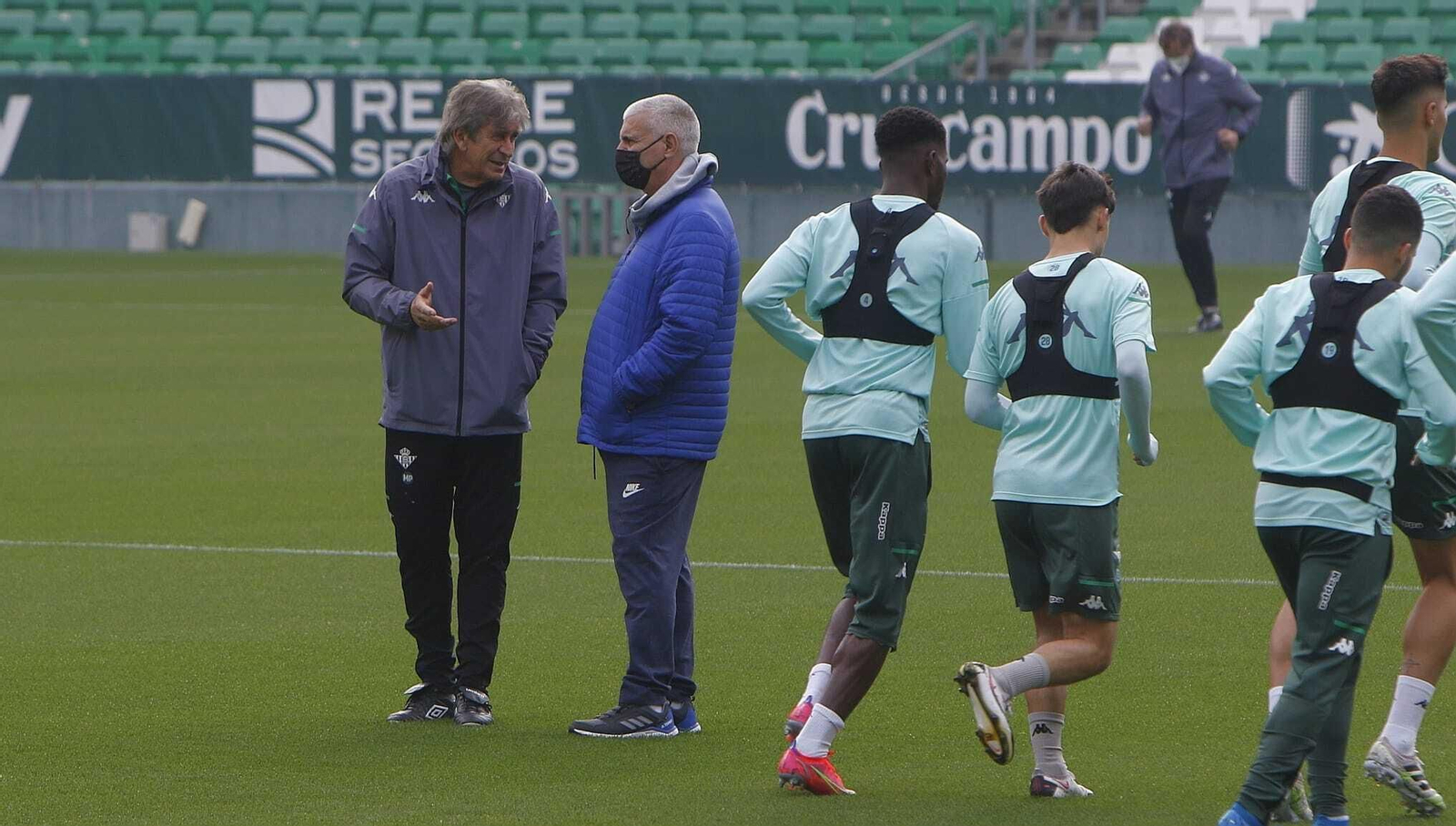 Pellegrini dialoga con Antonio Cordón en un entrenamiento.
