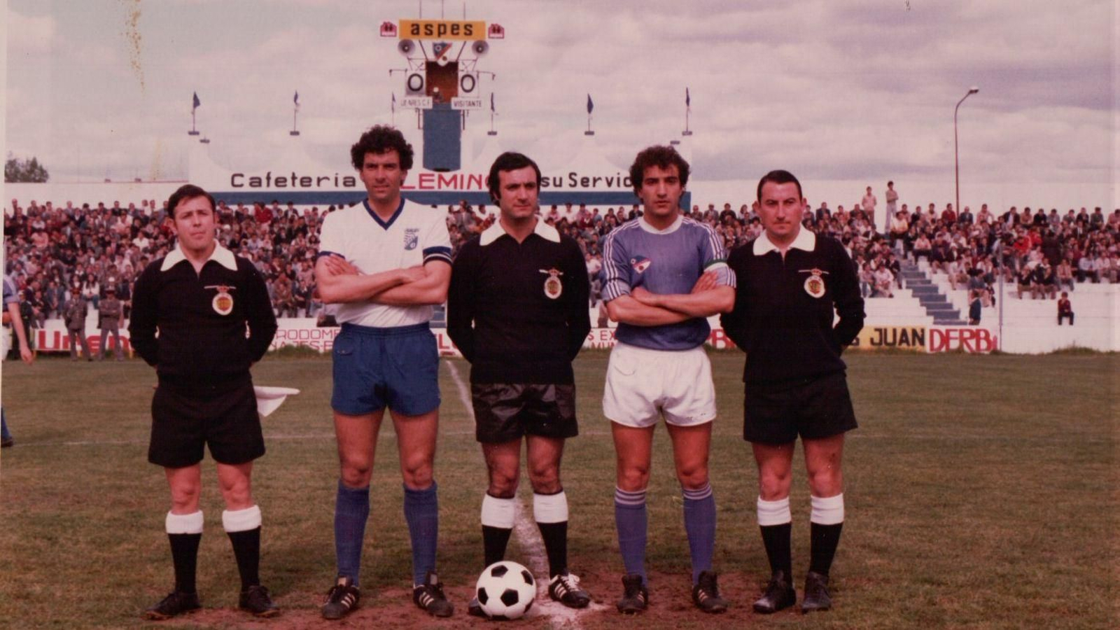 Trasante, junto al colegiado Sánchez Molina y a Durán, capitán del Linares, en Linarejos en la temporada 78/79 Trasante, junto al colegiado Sánchez Molina y a Durán, capitán del Linares, en Linarejos en la temporada 78/79