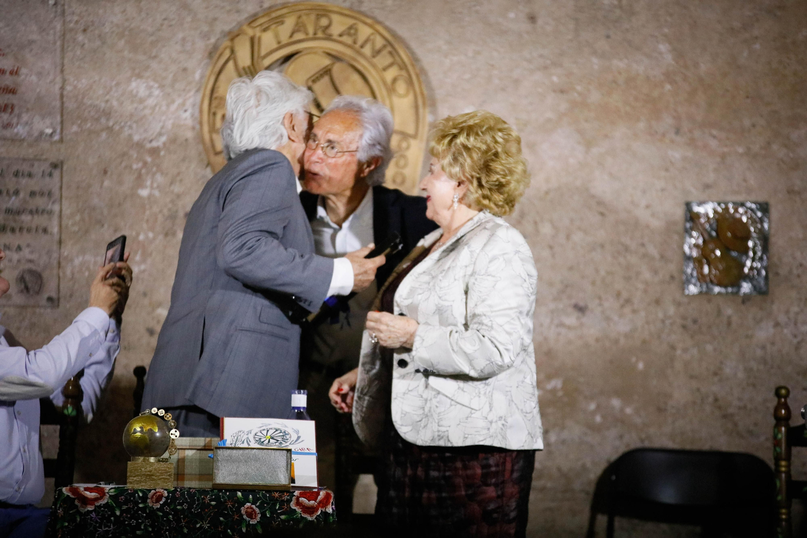 Entrega de Anagrama de Oro y Brillantes de la Ciudad de Almería a Andrés Caparrós en imágeness