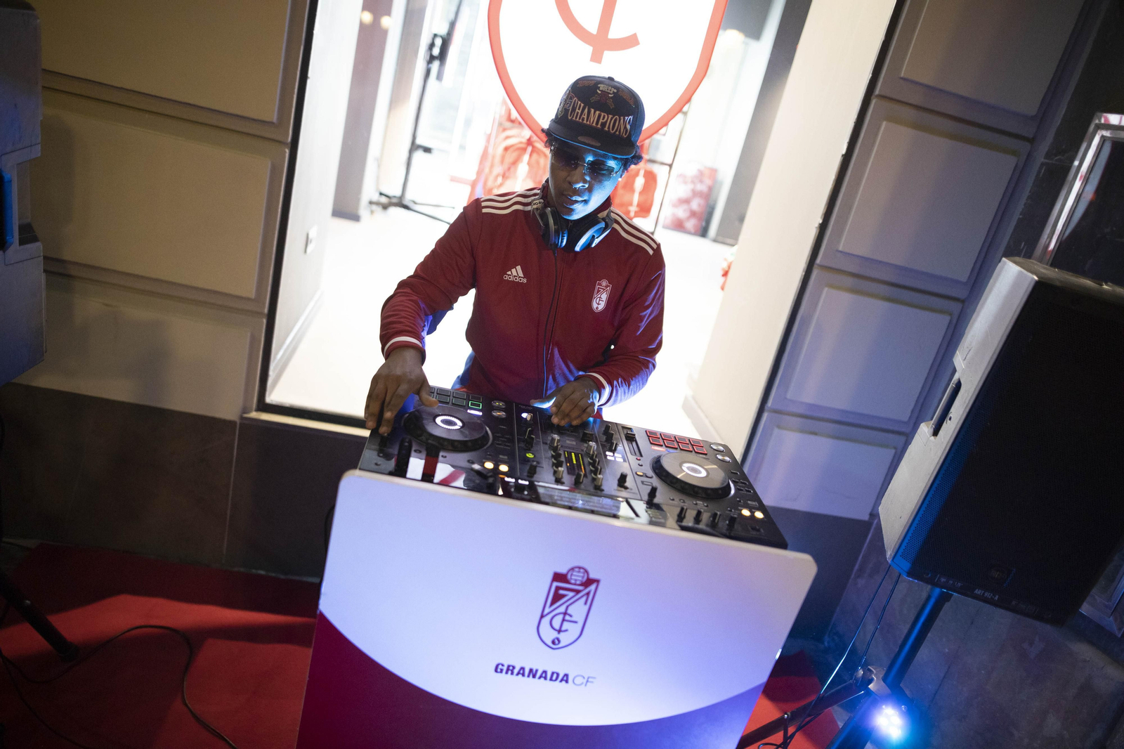 Las mejores fotos de la Noche en Blanco de Granada: del concierto de Xoel López a partidos de baloncesto