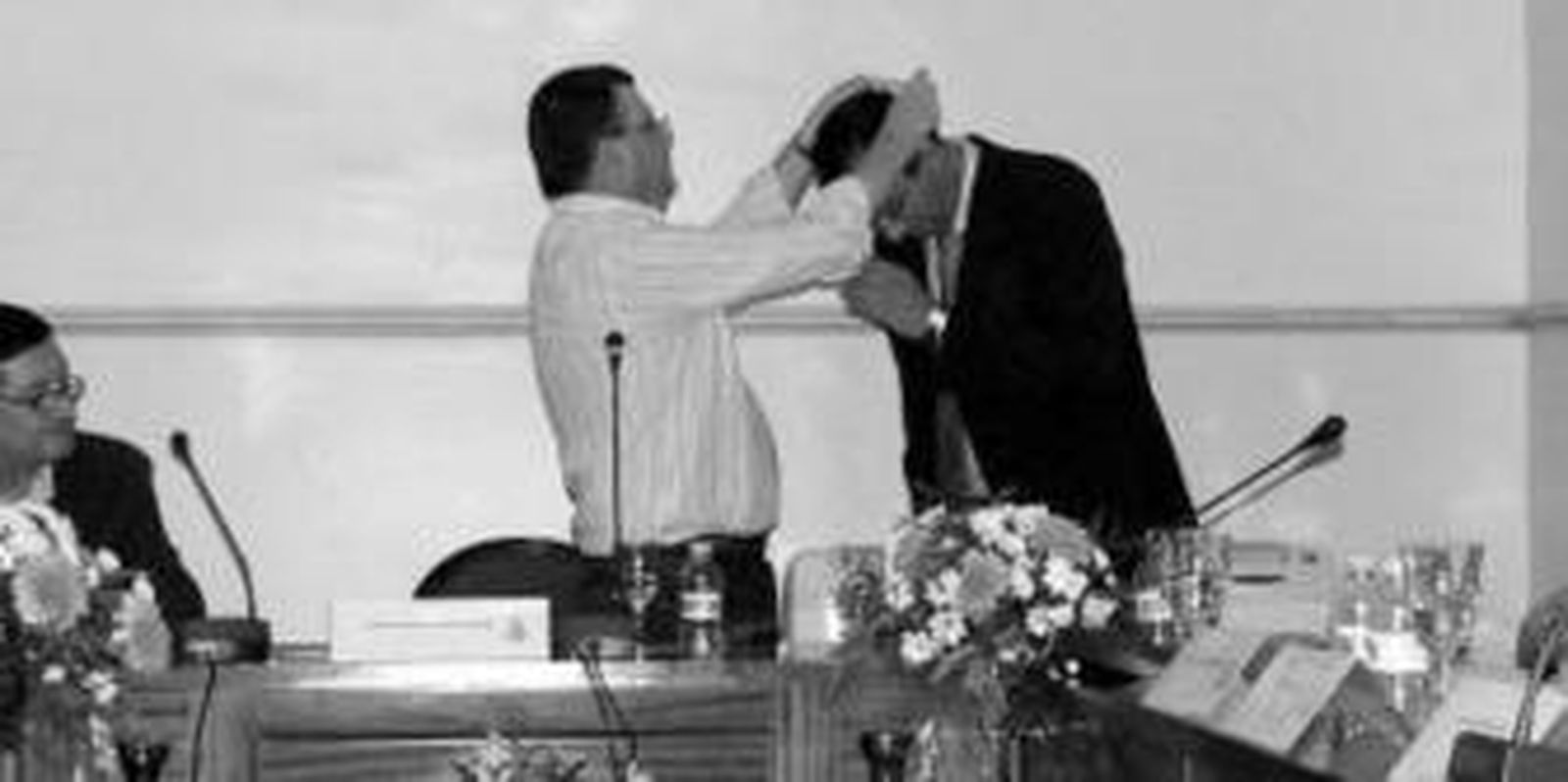 Francisco Orta entrega a Felipe Prieto la medalla acreditativa.