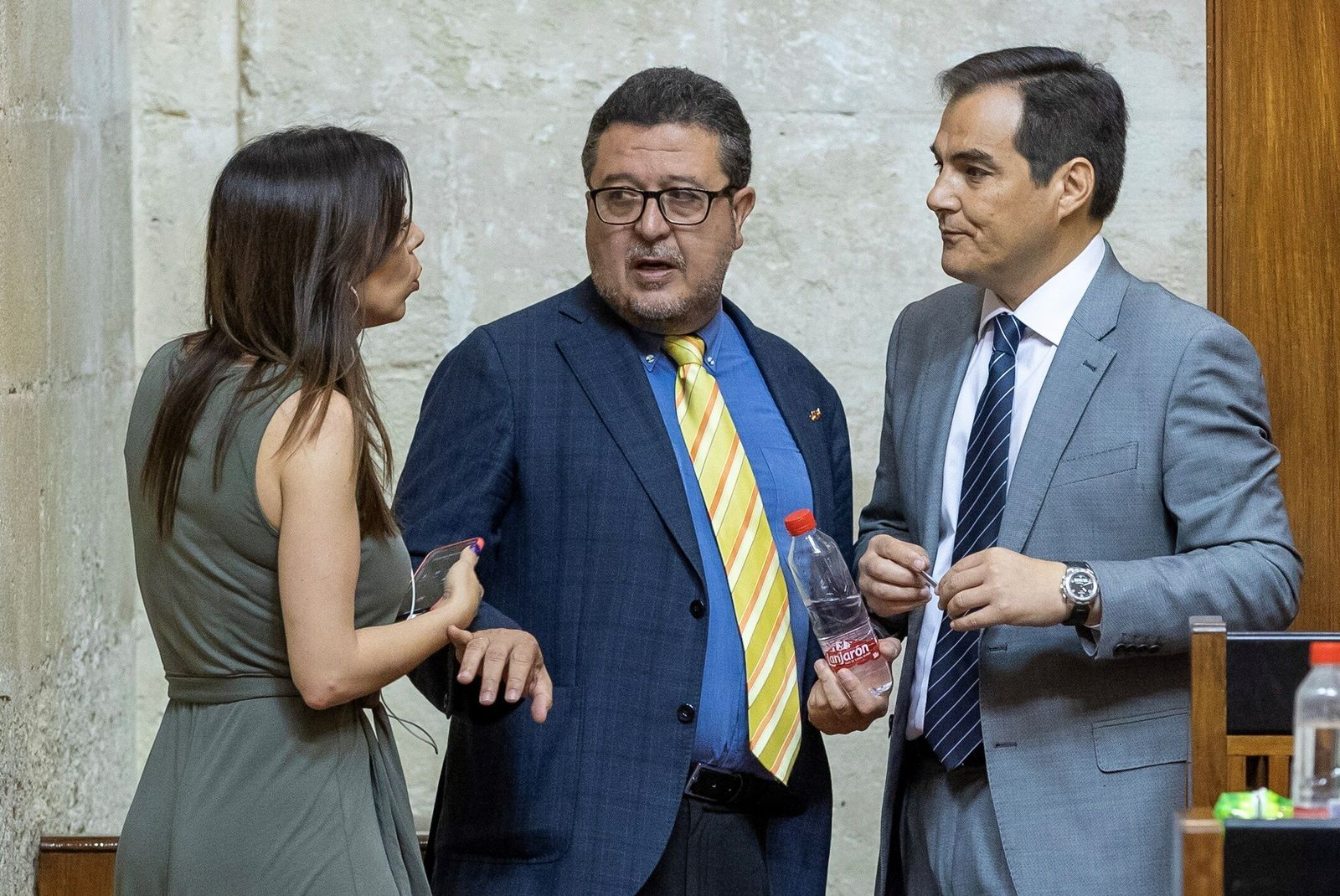 José Antonio Nieto conversa con Francisco Serrano y Teresa Pardo