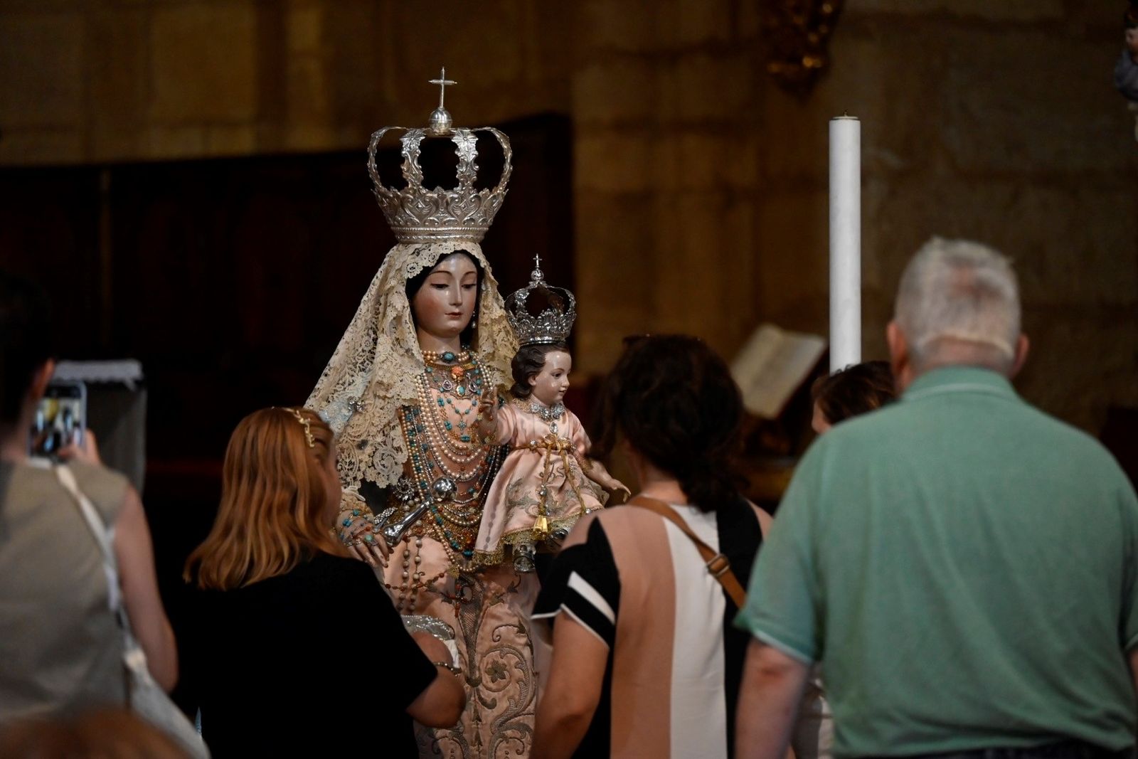 Los fieles visitan a la Virgen de los Remedios en San Lorenzo.