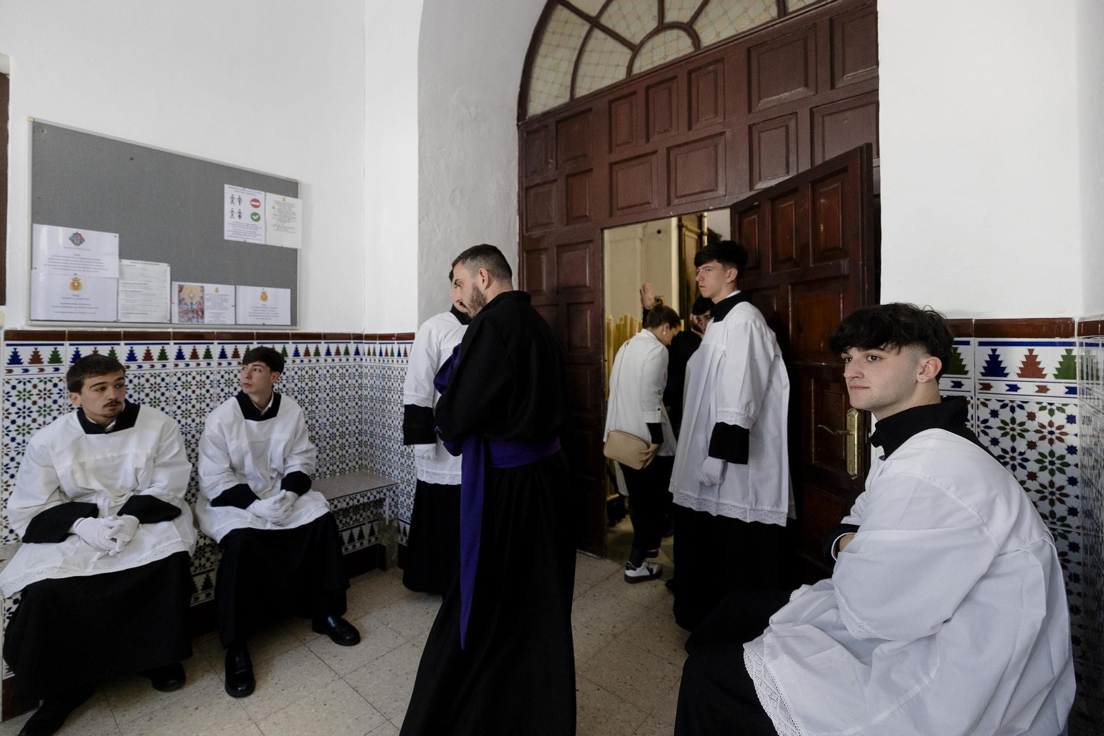 Imágenes de la salida de Siete Palabras en la Semana Santa de Cádiz 2025
