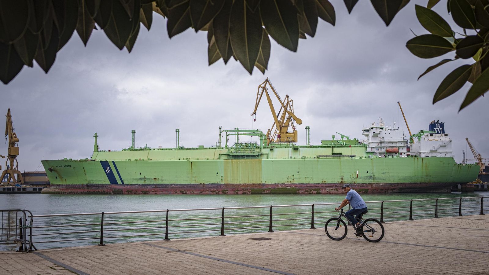 El gasero 'Berge Arzew', antes de ser reparado en el dique de la factoría de Navantia en Cádiz