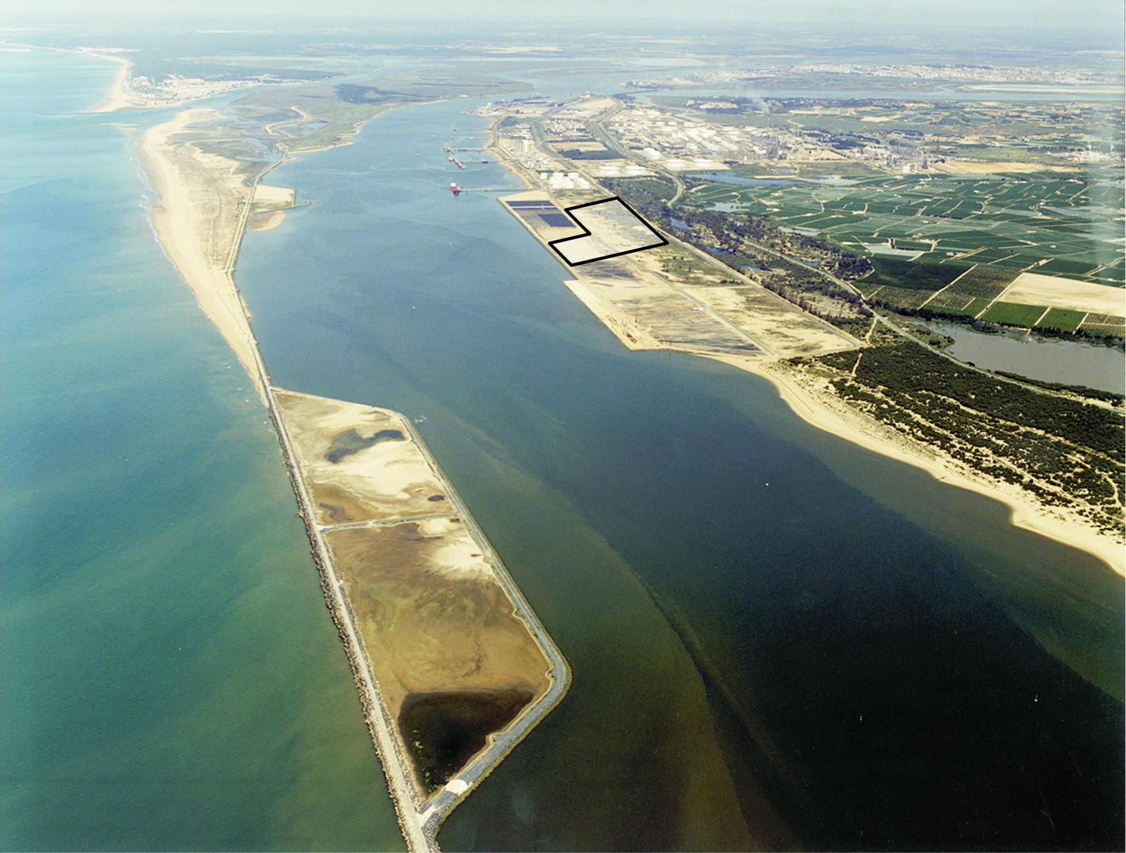 Lugar donde iba a ir ubicada la planta de regasificación en el margen de la Ría.