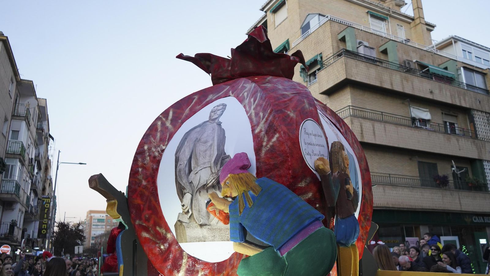 Detalle de la carroza, con alusiones a las referencias culturales de Granada.