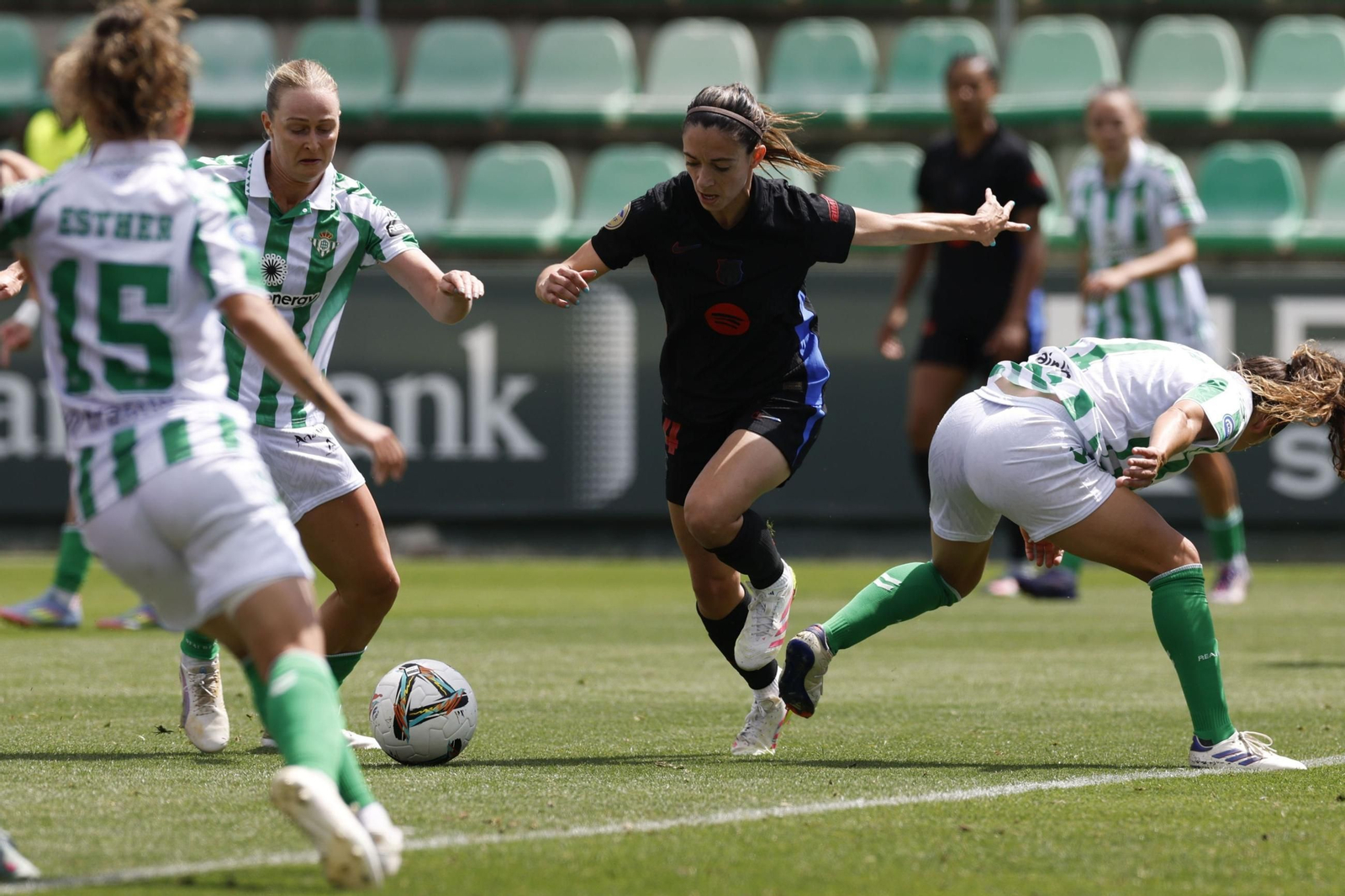 Aitana Bonmatí rodeada de defensora del Betis Féminas