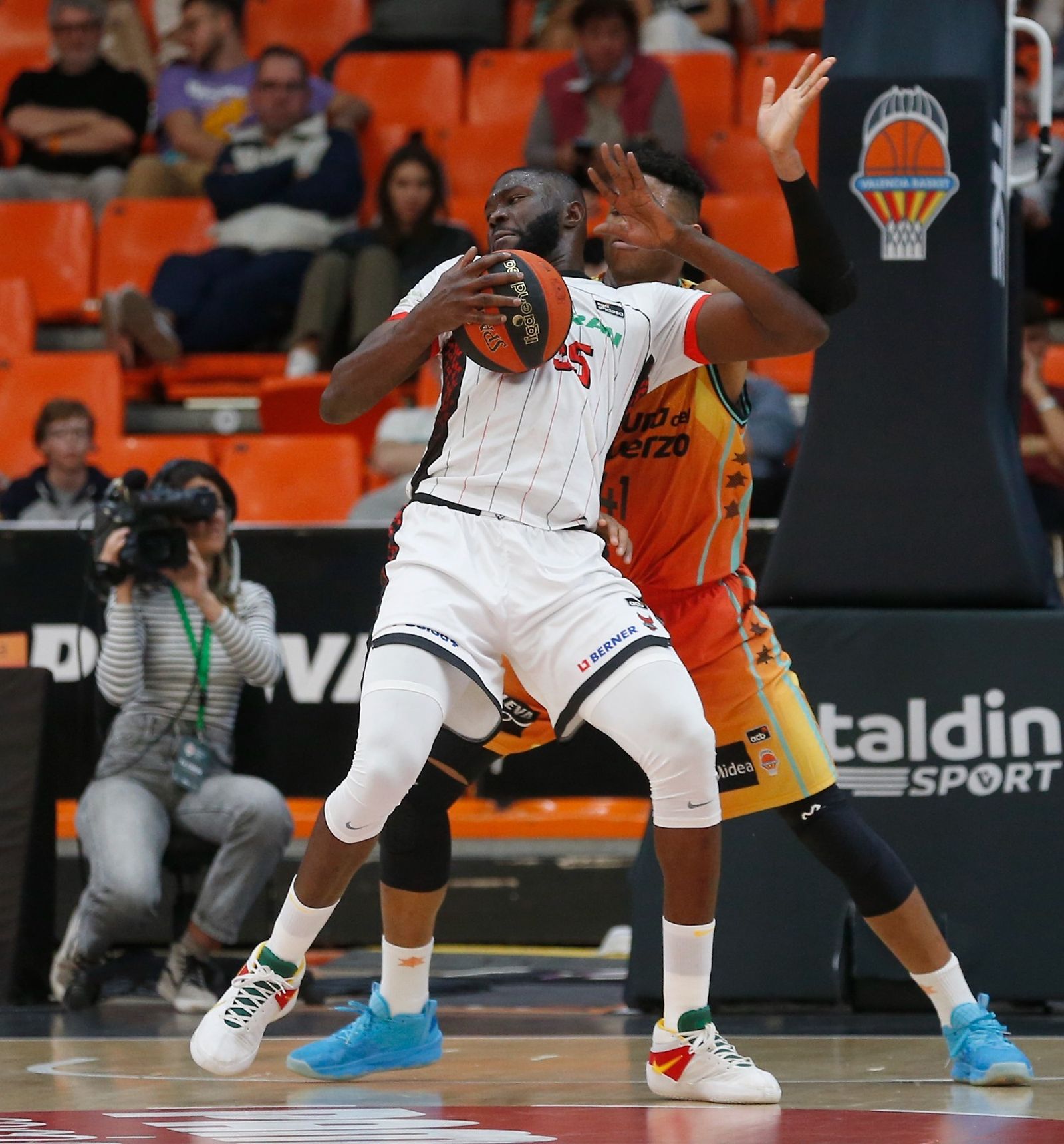 El Valencia Basket-Covirán Granada, en imágenes