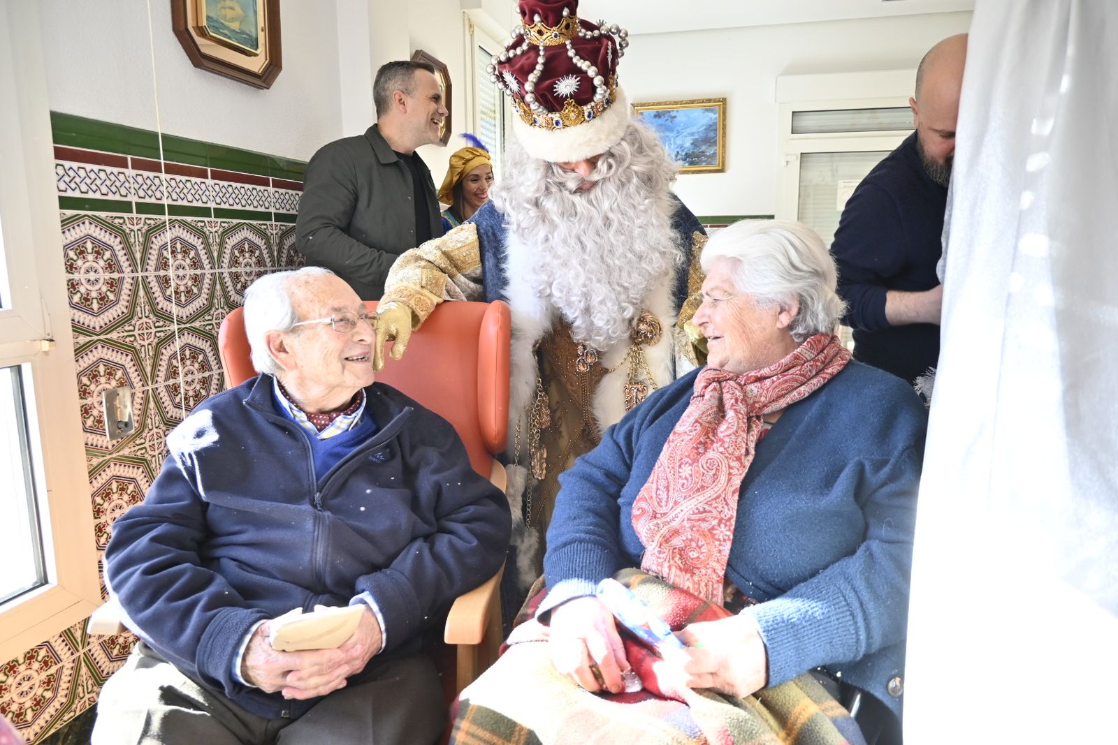 Recorrido fotográfico de los Reyes Magos por el hospital y los centros de mayores en la mañana del 5 de enero en Huelva