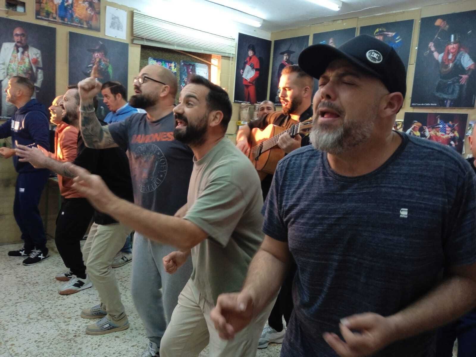 El grupo de 'La chirigota clásica' en uno de sus ensayos.