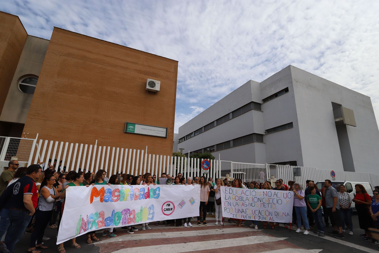 El personal docente del IES Fuente Juncal protesta contra la mala planificación de la Delegación de Educación.