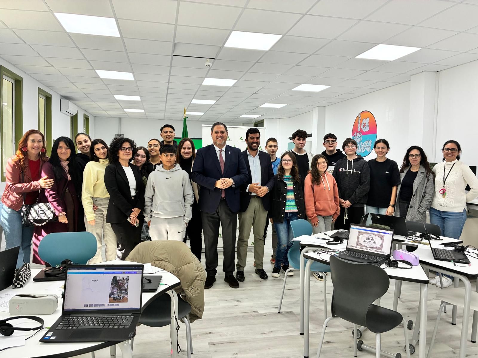 Foto de familia en el IES Rey Alabez de Mojácar.