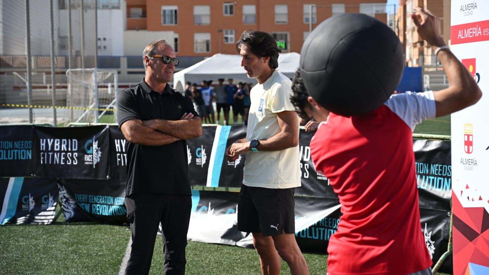 El concejal de Deportes dialoga con el atleta español Antonio Reina, impulsor de esta actividad deportiva.