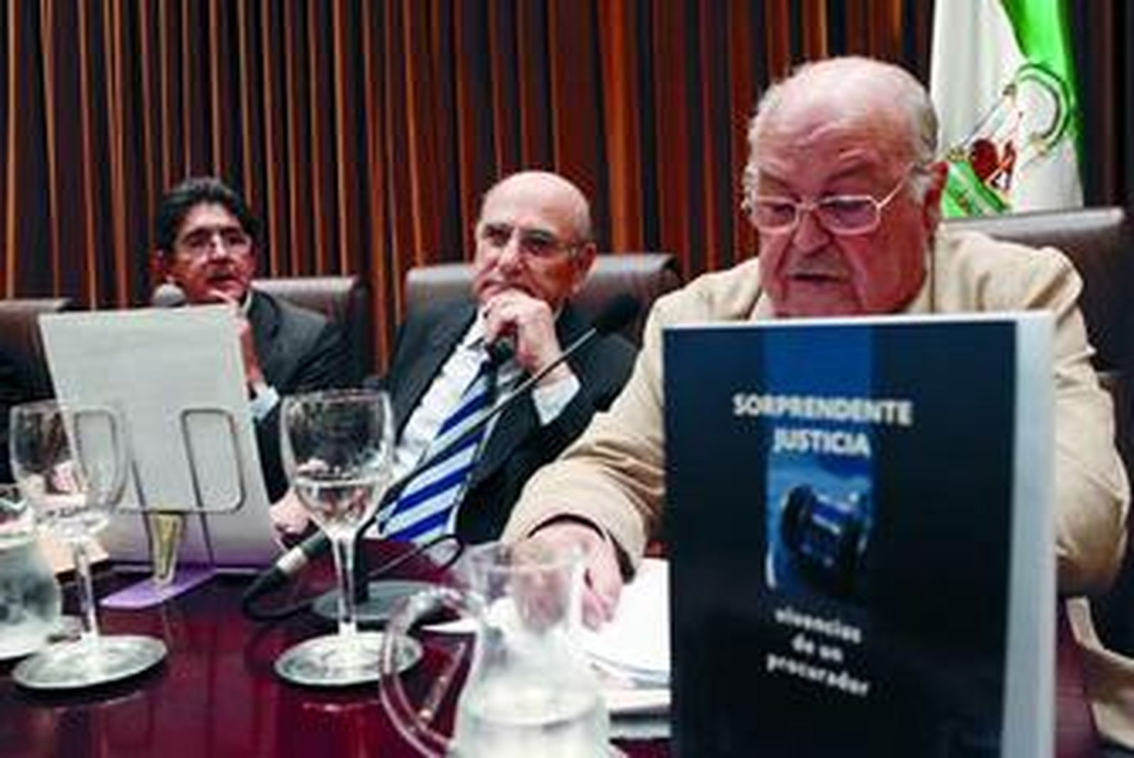 El procurador Mariano Ostos, en el centro, junto a José Joaquín Gallardo y José Ángel Mancha.