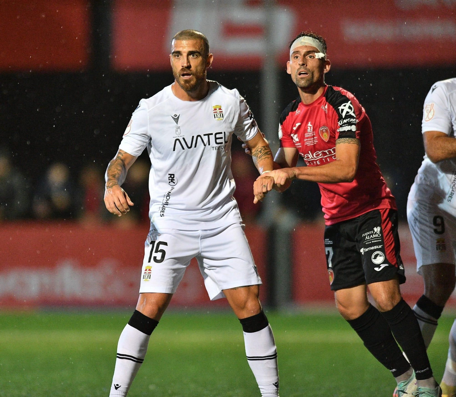Marcos Pérez, con el vendaje en la cabeza, presiona a Vélez.
