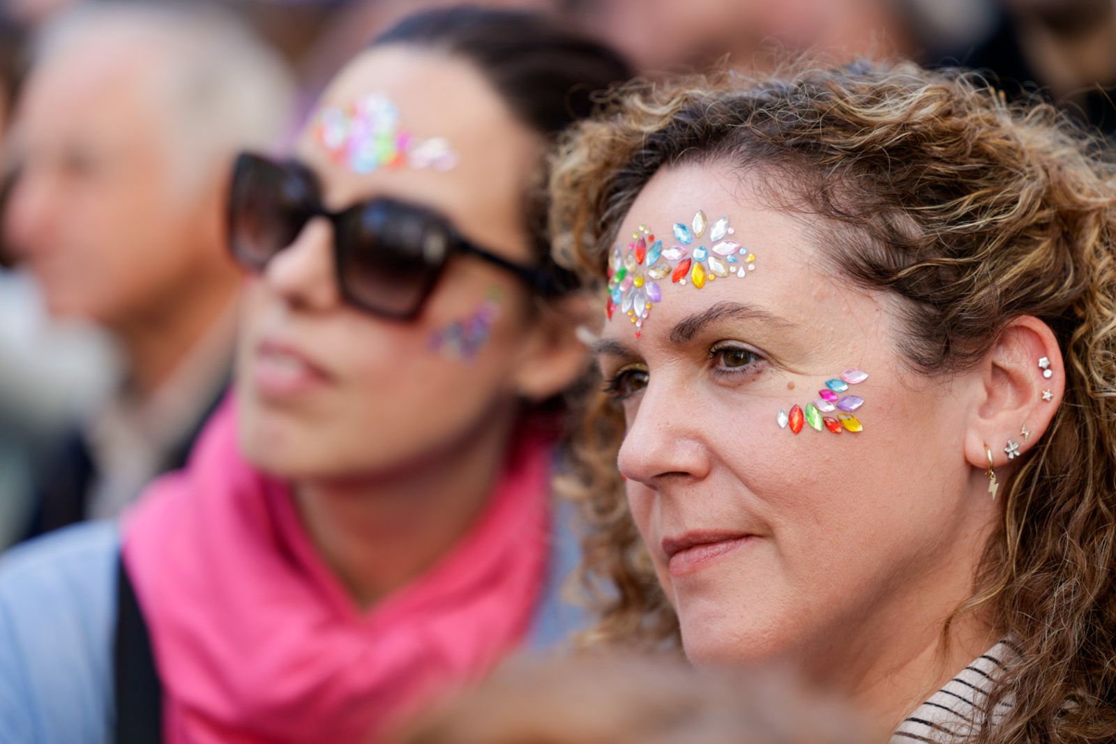 Así vive Cádiz su primer sábado de Carnaval: las imágenes de las batallas de copla y la fiesta en la calle