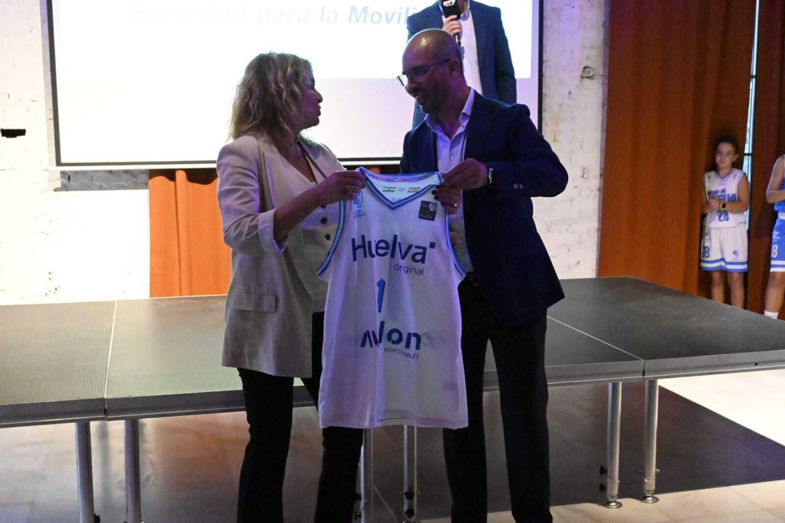 Imágenes de la presentación de las equipaciones del Ciudad de Huelva para la temporada 23/24