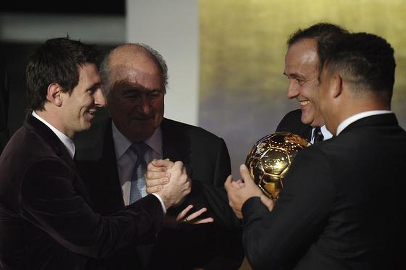 Lionel Messi logra su tercer Balón de Oro con 24 años. / AFP